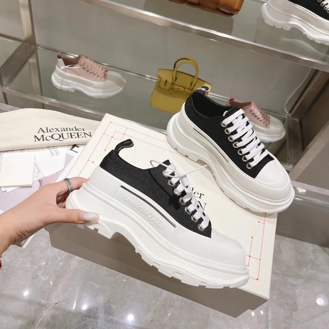 👟👟Ex-factory price 480👟👟 Women's shoe factory hot model, official website new color👟👟Ex-factory price! The latest version of Alexander McQueen's men's and women's couple's model is a hit👑Purchasing agent version. Original version 1:1. Fabric: original imported waterproof canvas. Lining: imported water chestnut sheepskin, strong, stain-resistant and breathable. Insole: Imported silk lining Outsole: T👟👟Ex-factory price U several layers of original combination sole (not an ordinary sole on the market) Packaging: Comes with original shoe box, cloth bag, certificate card Code number: 34-45